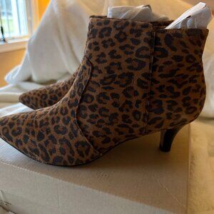 Clarks leopard suede women's booties size 9 new